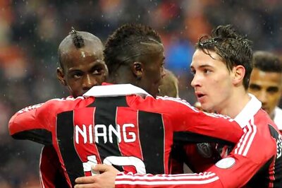 Mario Balotelli scores twice as AC Milan beat Palermo 2-0