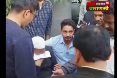 SP Leader Who Gave 'Khela Hoi' Slogan for UP Spotted Crying. Here's What Happened