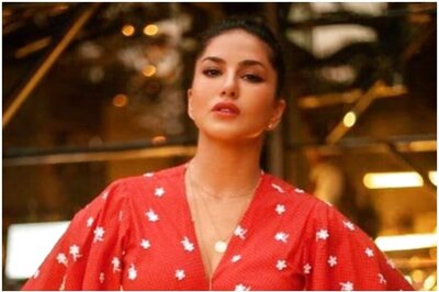 Sunny Leone Shares Sun-kissed Picture with Hubby