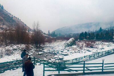 Road, Air Traffic Hit by Snowfall in Kashmir, Landslide in Jammu; Avalanche Warning Issued for Hills