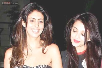 Photo of the day: Aishwarya Rai Bachchan and Shweta Nanda share a light moment as they leave Farah Khan's birthday party together