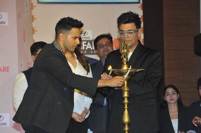 Varun Dhawan, Karan Johar Take Off Their Shoes as They Light the Diya at an Event; Video Goes Viral