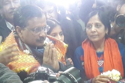 Arvind Kejriwal, His Wife Pay Obeisance at Hanuman Temple, Day Before Elections