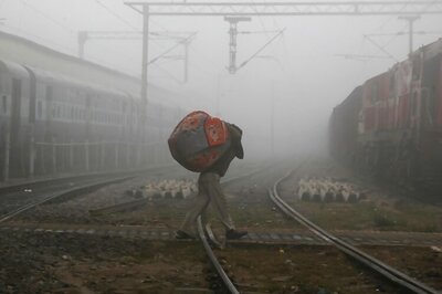 Chilly morning in Delhi, fog affects rail services