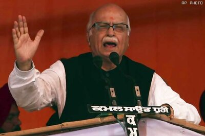 Nehru was reluctant to send troops to Kashmir in 1947, says LK Advani