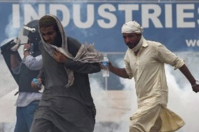 Pakistan Clashes: TLP Activists Capture Cop Making Petrol Bomb in Islamabad, Talks with Govt Fail