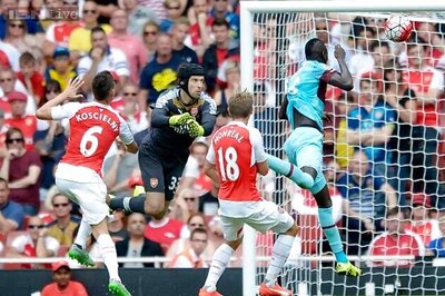 West Ham stun Arsenal 2-0 after Petr Cech errors