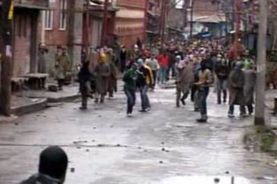 Protesters clash with security forces in Srinagar