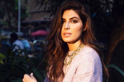Elnaaz Norouzi Donates Clothes to Underprivileged Kids