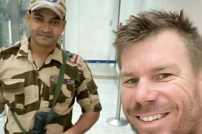 IND vs AUS 2023: David Warner Clicks Selfie With Security Personnel as Australian Squad Touchdown in India