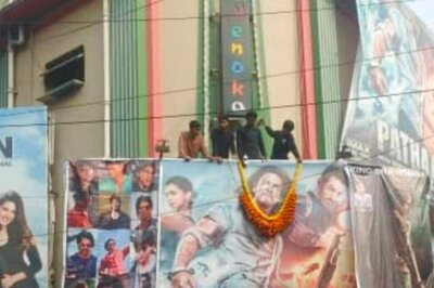 SRK Fans in Kolkata Celebrate 'Pathaan Day' With Poster on Horse Carriage, 'Band Baaja'